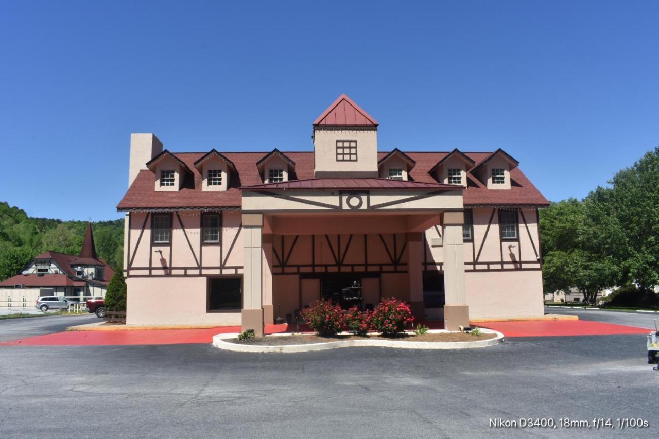 Baymont By Wyndham Helen Motel Exterior photo