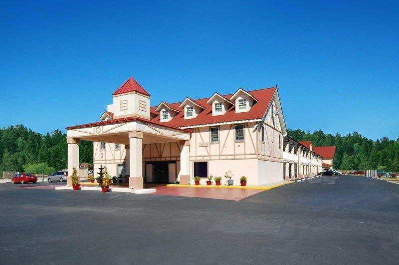 Baymont By Wyndham Helen Motel Exterior photo