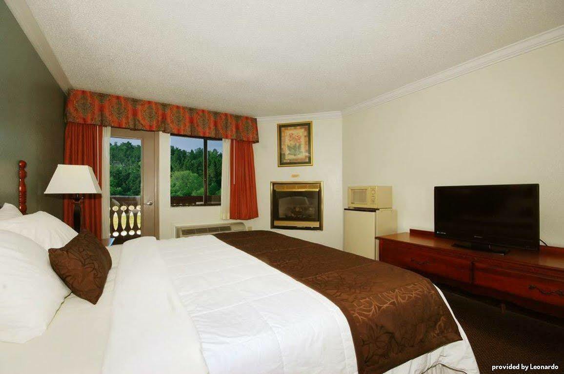 Baymont By Wyndham Helen Motel Room photo