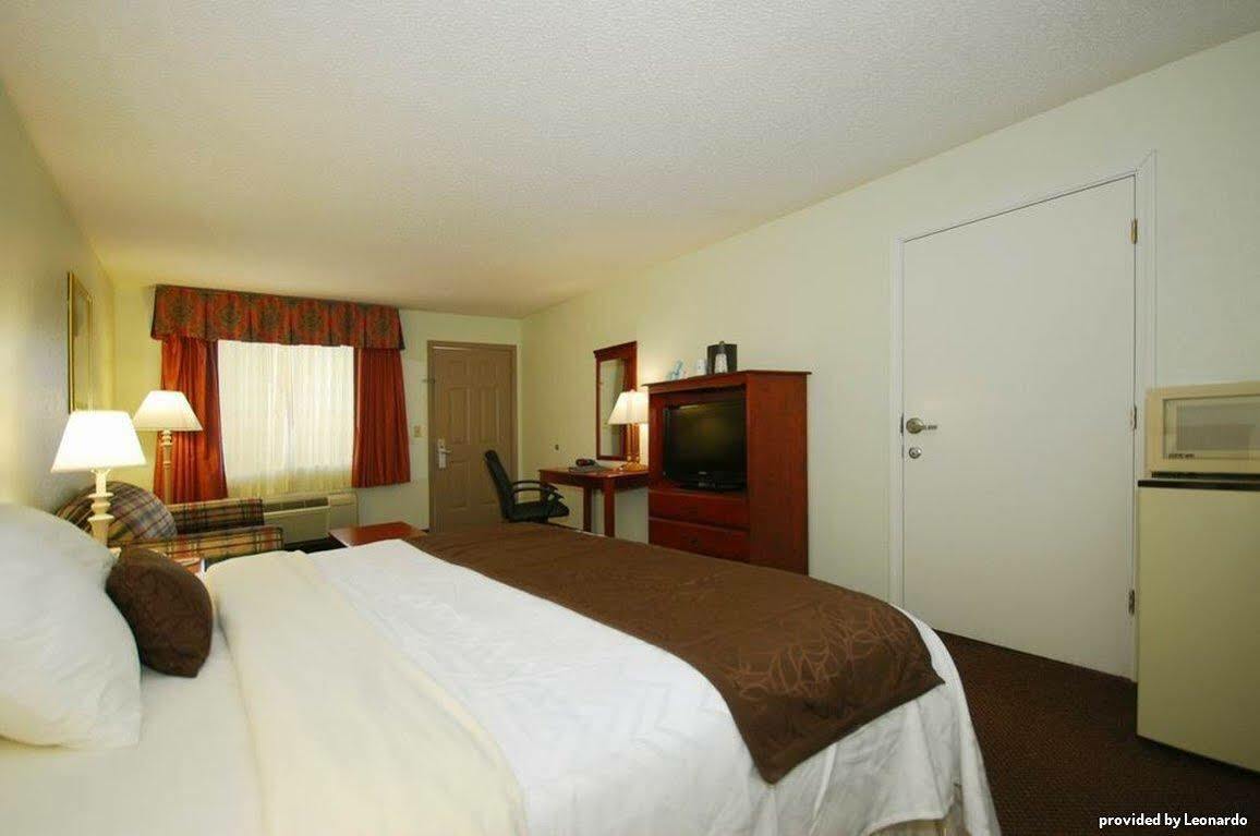 Baymont By Wyndham Helen Motel Room photo